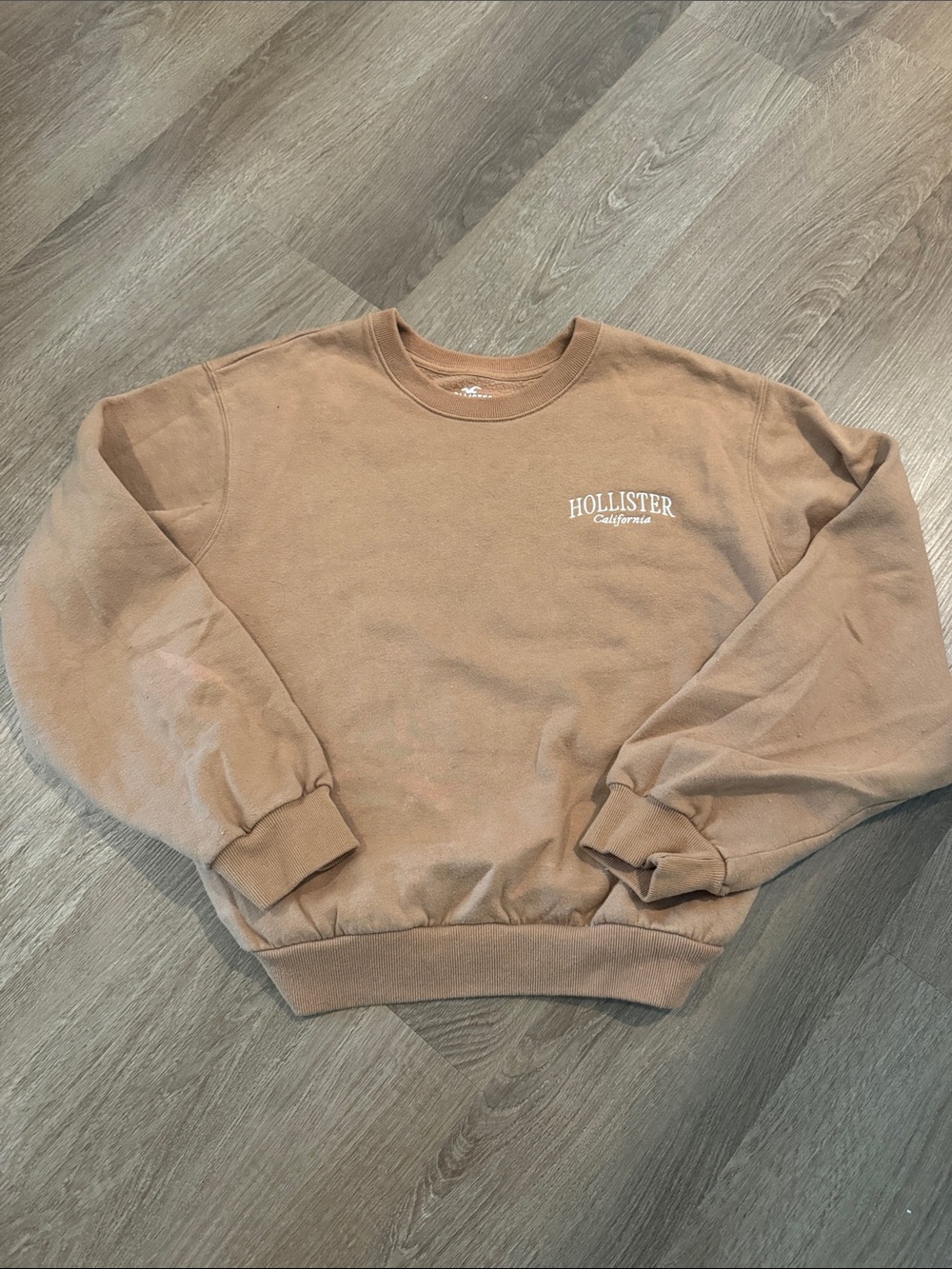 Hollister Chest Logo Crewneck in Warm Tan